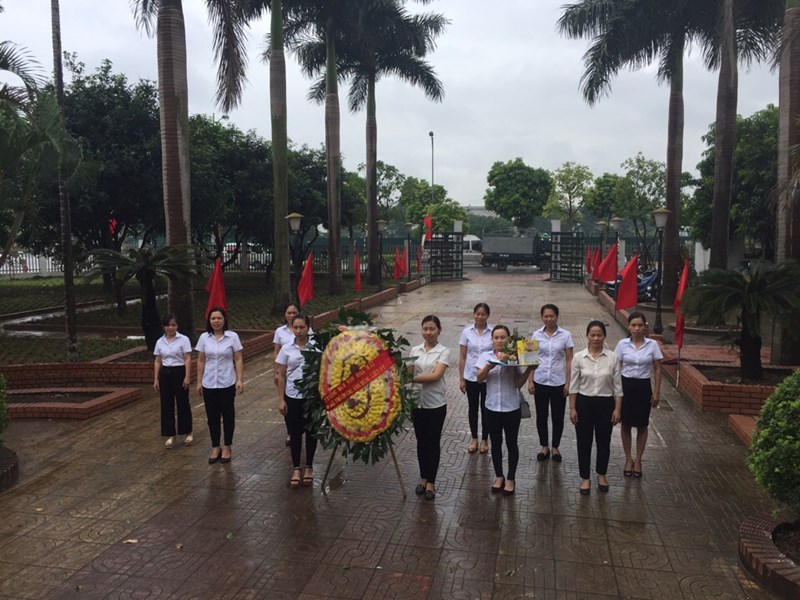 Trường mầm non Hoa Mai tổ chức dâng hương, viếng đài tưởng niệm liệt sỹ và thăm đồng chí thương, bệnh binh Đỗ Quang Sáng.